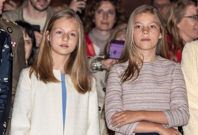 Sofía, de 11 años, es más alta que su hermana Leonor, de 13