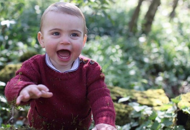 El príncipe Louis en el jardín de su casa de Norfolk.