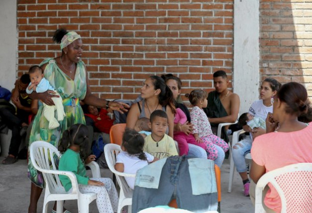 Mamá Carmela reparte su amor y lo poco que tiene entre sus ocho hijos y los venezolanos que acoge en su casa como si fueran de su familia.