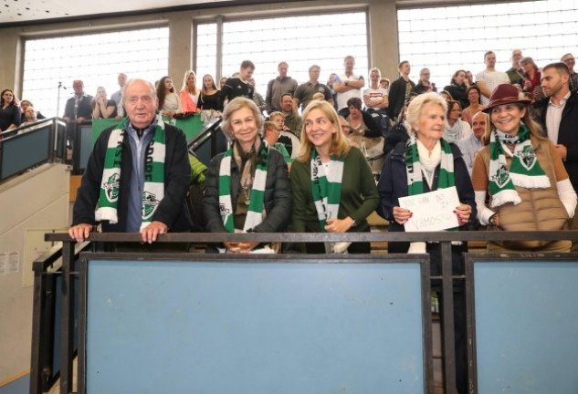 De izqda. a dcha., Juan Carlos, Doña Sofía, la infanta Cristina, Claire Liebaert y la infanta Elena.