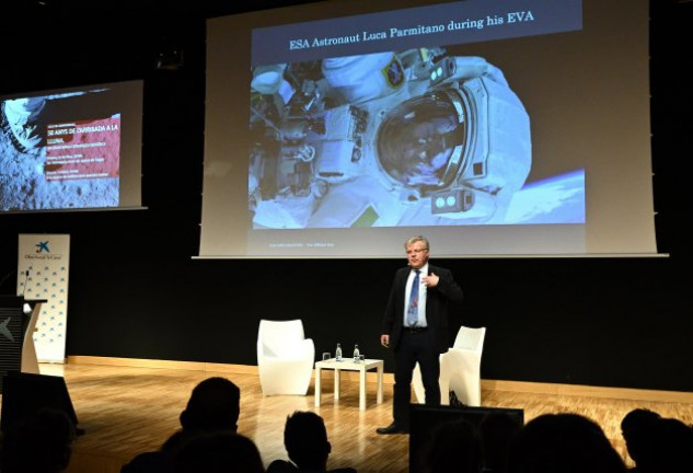 Reinhold Ewald durante la conferencia en el CosmoCaixa de Barcelona.