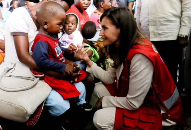 Doña Letizia se mostró muy cariñosa con los niños.