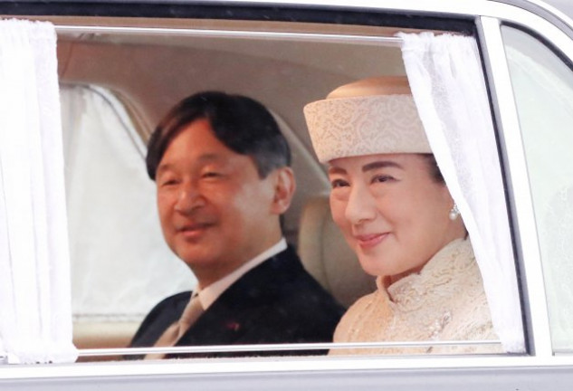 Los emperadores Naruhito y Masako, muy sonrientes.