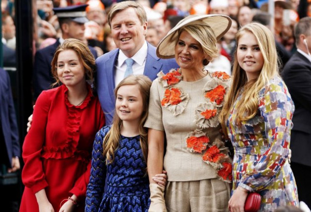 El soberano holandés, con su esposa y sus tres hijas.