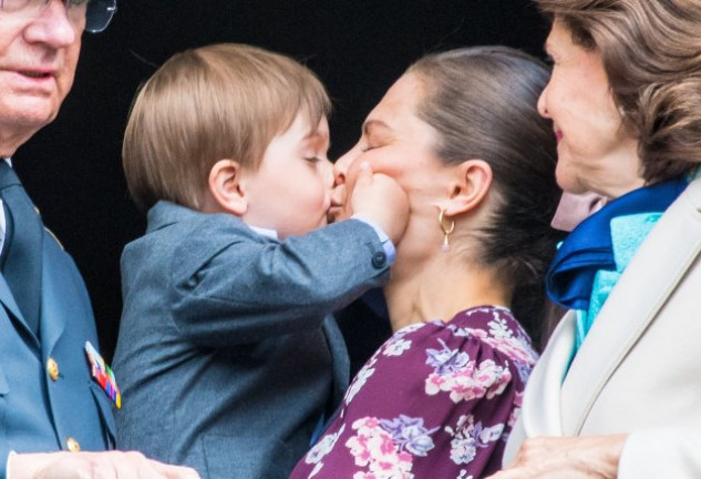 El pequeño Óscar le dio un amoroso beso a su mami