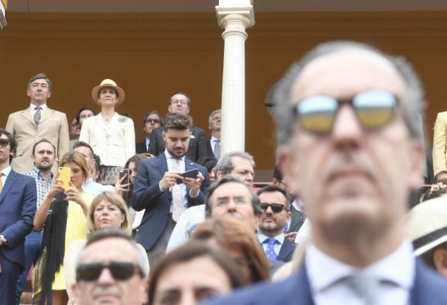 Sus padres no quisieron perderse el debut de su hija, pero se mantuvieron a distancia.