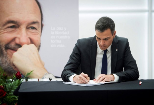 Pedro Sánchez firmó una emotiva despedida en el libro de condolencias