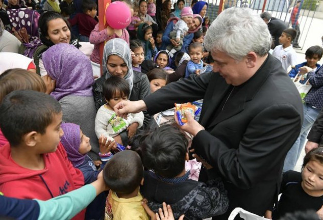 El llamado «Robin Hood del Vaticano», hace unos días, visitando a los refugiados de Lesbos en nombre del Papa Francisco.
