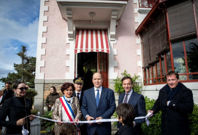 Alberto de Mónaco inaugurando la exposición en honor a su madre.