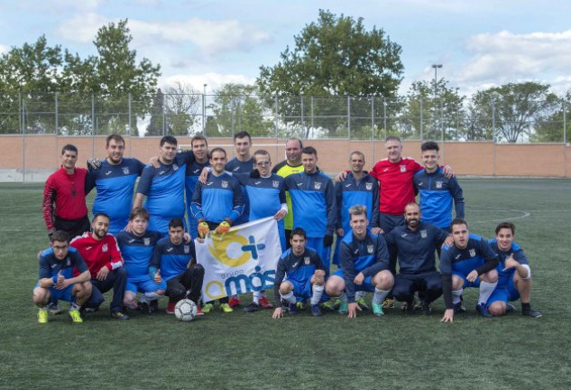 La plantilla del Leganés Genuine, con algunos de sus entrenadores.