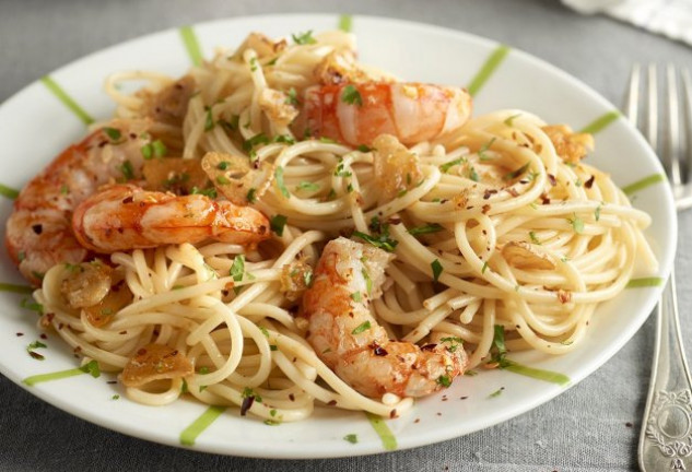 Espaguetis con langostinos, ajo y guindilla