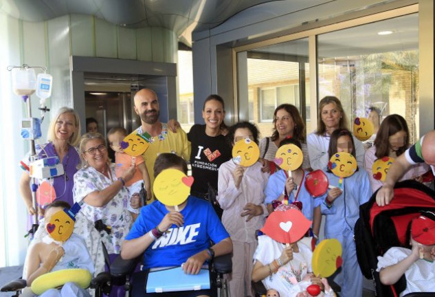 Eva rodeada de niños y trabajadores del hospital sevillano 