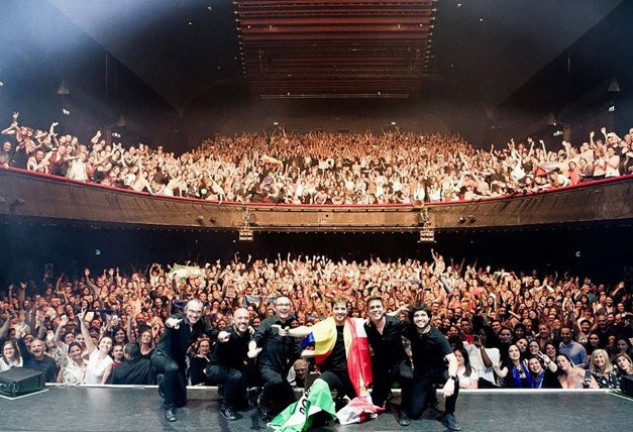 El cantante se hizo un increíble selfi con todos sus fans a la espalda.