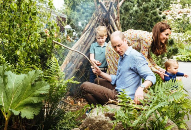 Los duques de Cambridge y sus hijos en el jardín creado por Kate.