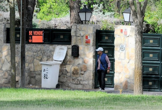 El padre de Bustamante en el exterior de la casa, que ya tiene el cartel de «se vende».