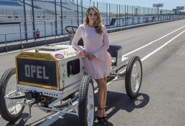 La venezolana, posando con uno de los primeros coches Opel de la historia.