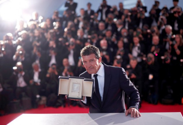 Antonio Banderas con su Palma de Oro a mejor actor en Cannes.