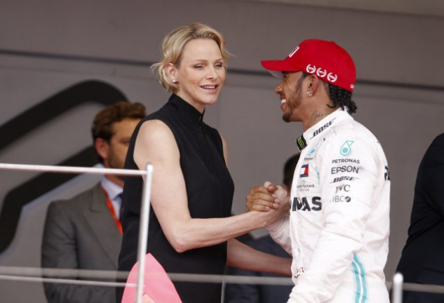 Charlene, felicitando al ganador, Lewis Hamilton.