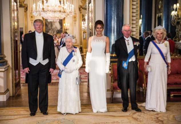 De izqda. a dcha., Donald Trump, la reina Isabel II, Melania Trump, el príncipe Carlos y Camilla Parker-Bowles.