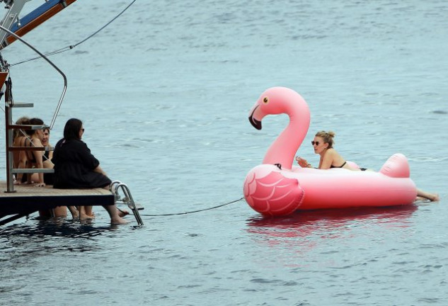 Marta y sus amigas se lo pasaron en grande haciéndose fotos en un divertido flotador gigante.