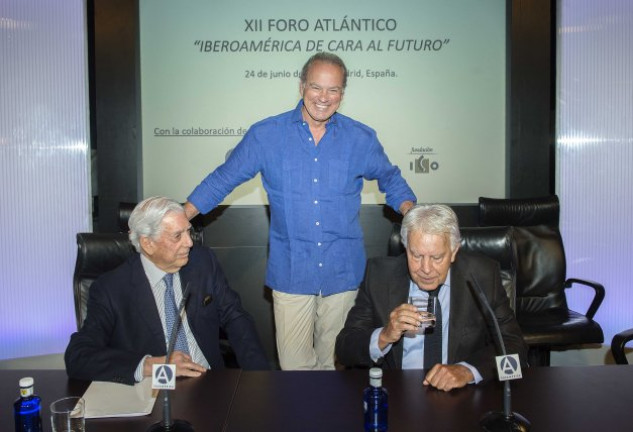 El cantante moderó el coloquio entre escritor Mario Vargas Llosa y el expresidente Felipe González