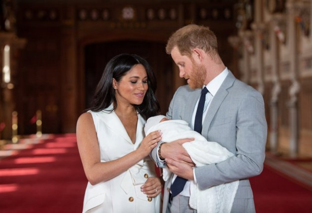 Archie Harrison nació el 6 de mayo de 2019 y ha sido bautizado con dos meses.