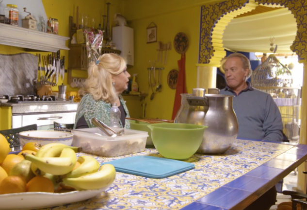 Una imagen del programa «Tu casa es la mía», en la que Bertín y ella charlan en la cocina de su chalet de Chiclana, donde ya está recuperándose.