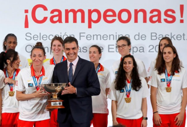 Las jugadoras de la selección femenina de baloncesto con Pedro Sánchez en La Moncloa.