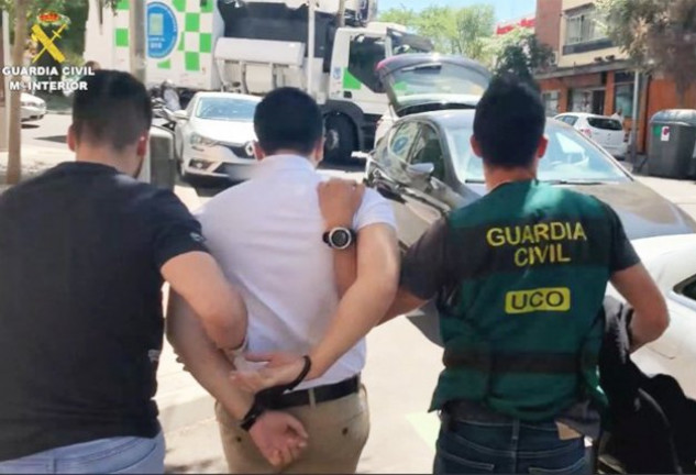 Jordi, en el momento de ser detenido por dos agentes de la UCO.