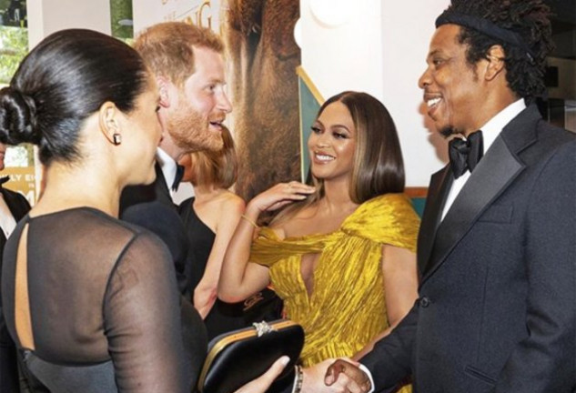 Meghan Markle y el Príncipe Harry saludando a Beyoncé y Jay Z en la premiere.