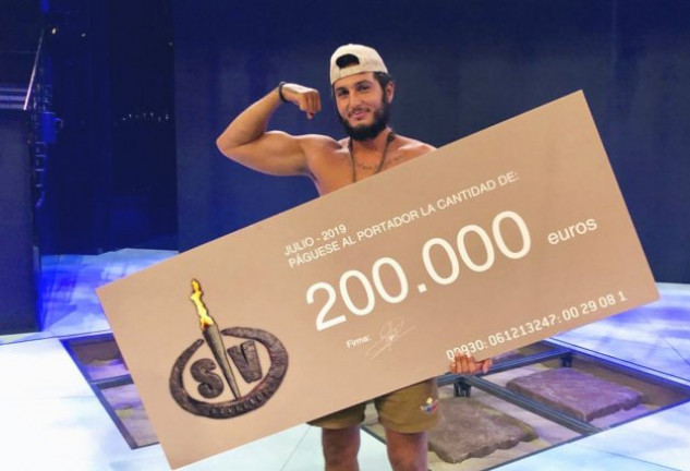 Pie de foto: Omar con el cheque de 200.000 euros de ganador de «Supervivientes».