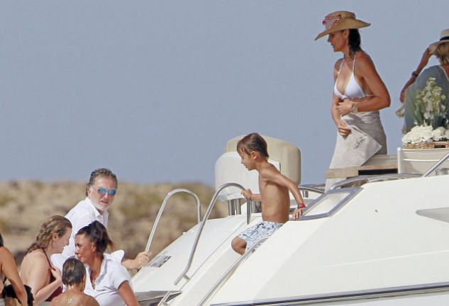 La diseñadora, con uno de sus hijos y con Elías (con gafas de sol) a bordo del yate que les llevó a Formentera.