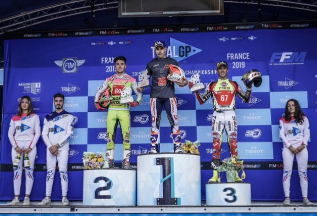 En el podio, como ganador, tras haber obtenido un nuevo Campeonato del Mundo de Trial.