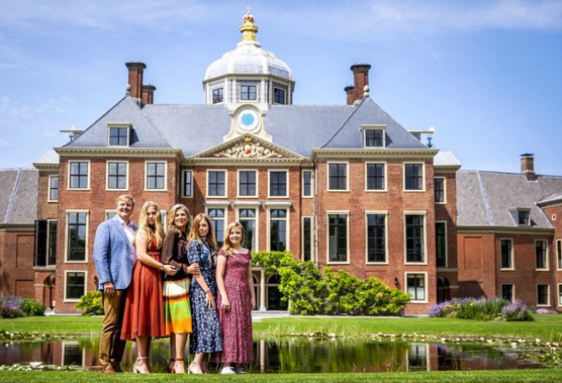 La familia real de Holanda frente al magnífico palacio de Huis ten Bosch.