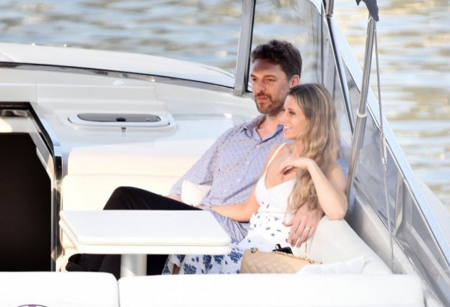 Pau Gasol y Cat McDonnell, muy cariñosos en un barco por la costa italiana.