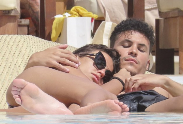 Kiko y Sofía en la piscina de un hotel de Ibiza.