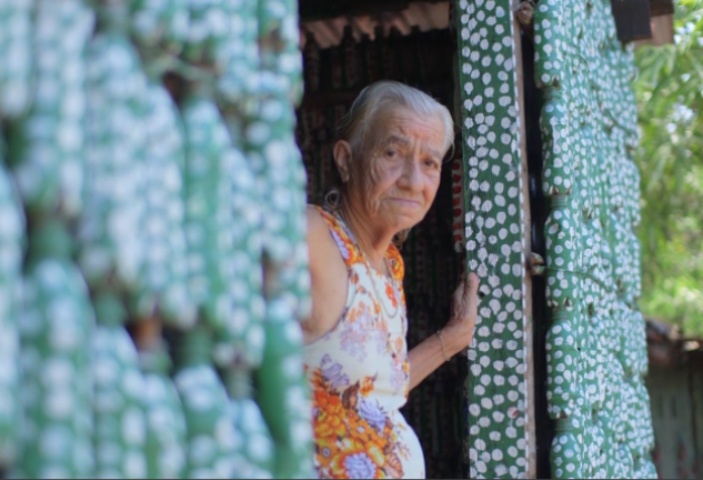 La mujer asegura vivir mucho más tranquila en su casa hecha de plástico.