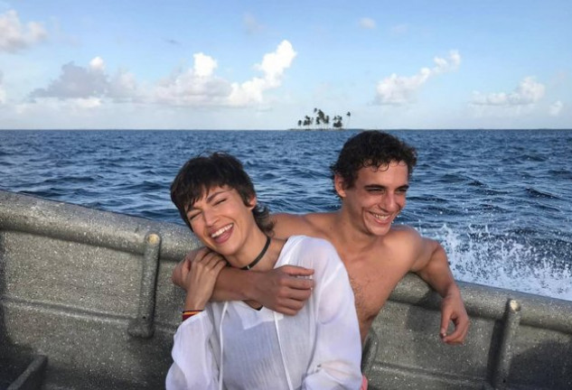 Úrsula Corberó y Miguel Herrán en la playa.