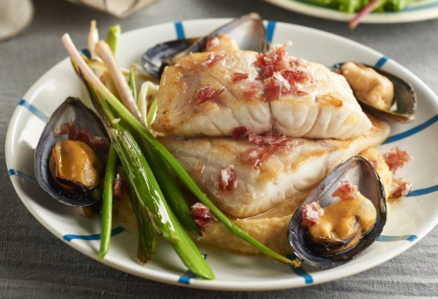 Filetes de lubina sobre crema de garbanzos con mejillones