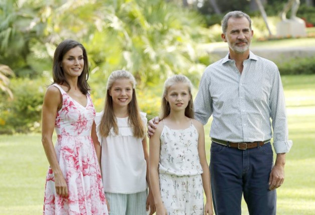 Los monarcas y sus hijas se mostraron muy sonrientes ante la prensa.