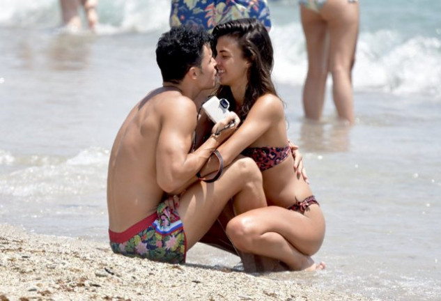 Kiko y Sofía besándose en la playa de Marbella.