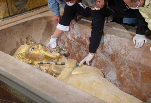Especialistas examinan la momia del faraón, uno de los monarcas más populares del Antiguo Egipto. El proceso de renovación durará, al menos, ocho meses.