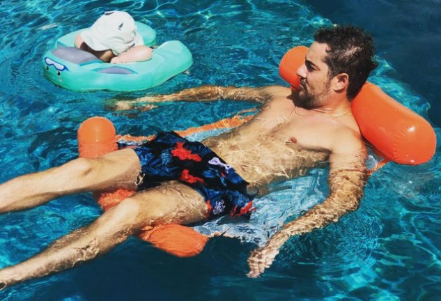 David Bisbal con el pequeño Matteo en la piscina.