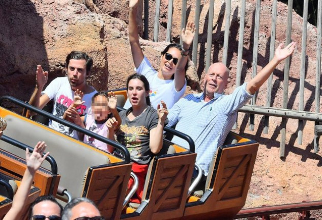 Bruce Willis y su familia en la montaña rusa de Disneyland.