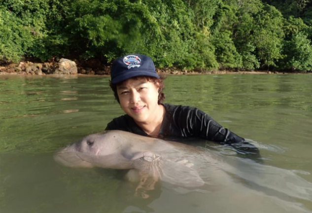 La pequeña dugongo con una de las veterinarias que la trató, Nantarika Chansue.