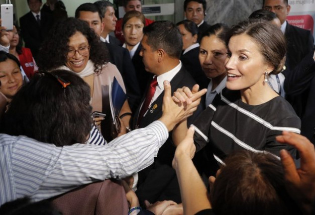 La Reina, saludando con calidez a las personas que se acercaron a ella durante un acto oficial en Perú.
