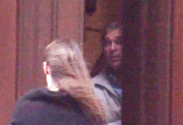 El duque de York fue fotografiado despidiéndose de una chica a la puerta de la mansión de Epstein.