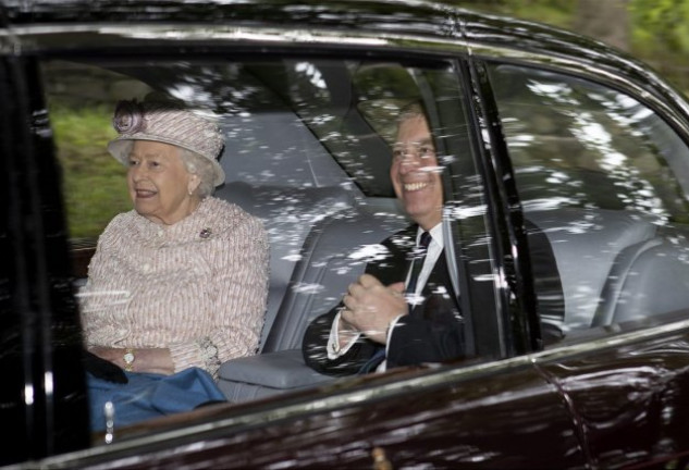 La reina Isabel de Inglaterra y su hijo, muy sonrientes yendo a misa hace unos días. El gesto ha sido interpretado como una muestra maternal de apoyo a Andrés.