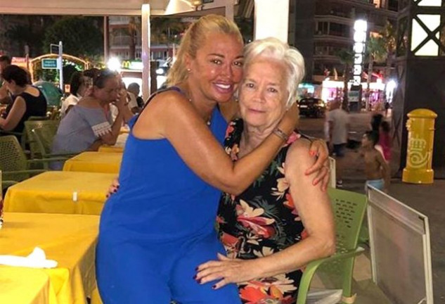 La colaboradora ha querido pasar sus últimos días libres con su madre en Benidorm.