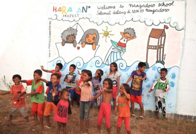 Los niños del proyecto Harapan están felices con la motivación que les transmite Carlos.